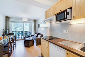 Fridge, microwave, dishwasher, coffee/tea maker