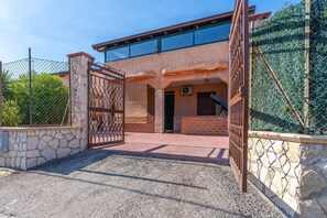 Exterior - Apartment 'Casa Pina A Due Passi Dal Mare' with Private Terrace and Air Conditioning (Augusta)