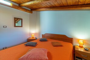 2 bedrooms, iron/ironing board, bed sheets - Apartment 'Casa Pina A Due Passi Dal Mare' with Private Terrace and Air Conditioning (Augusta)