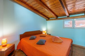 2 bedrooms, iron/ironing board, bed sheets