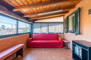 TV - Apartment 'Casa Pina A Due Passi Dal Mare' with Private Terrace and Air Conditioning (Augusta)