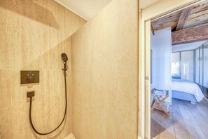 Shower, hair dryer, towels, soap - L'ESCALE BIGAROUX (Saint-Émilion)