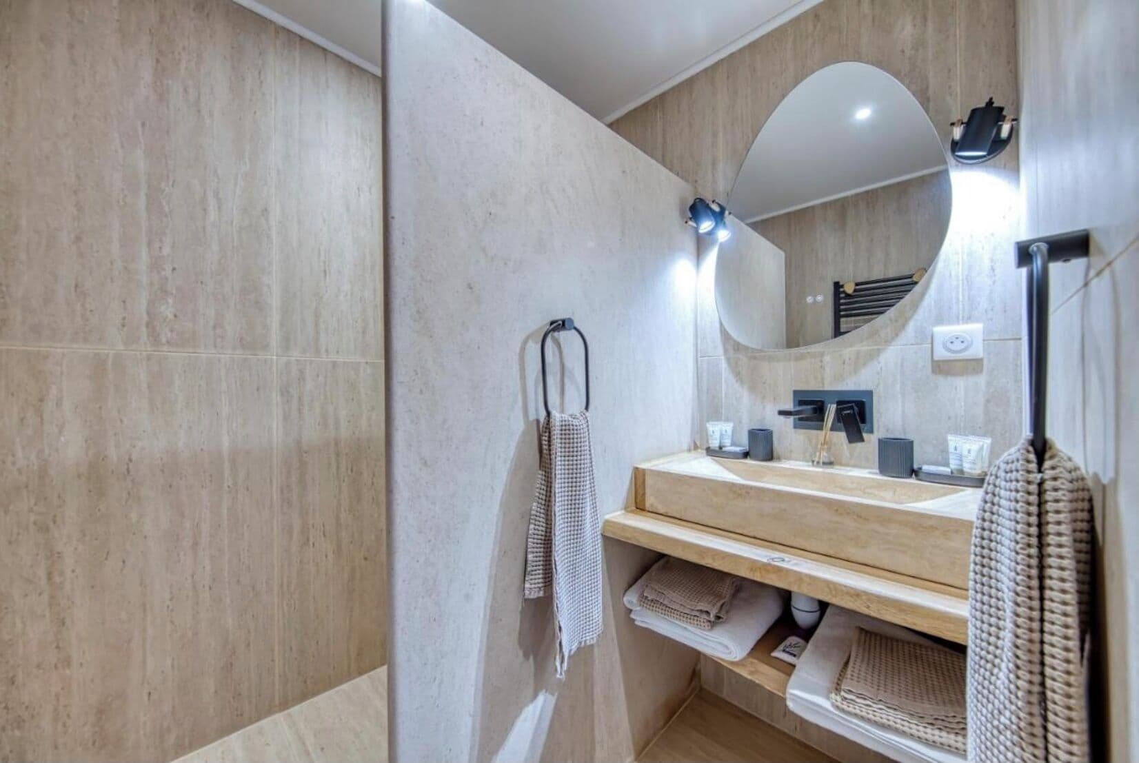 Ducha, secador de pelo, toallas y jabón