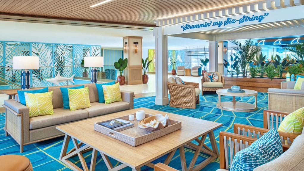 Tropical-inspired Guest Suite With Stylish Swimming Pool Near Kansas Speedway - Kansas City, KS