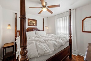 4 bedrooms, desk, iron/ironing board, internet