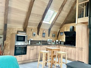 Réfrigérateur, un four, surface de cuisson, lave-vaisselle