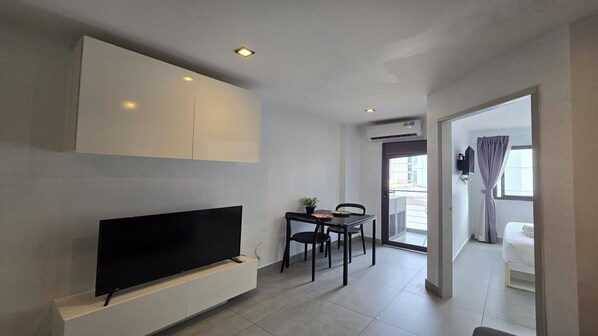 Lägenhet - balkong - utsikt mot staden | Vardagsrum | Platt-tv