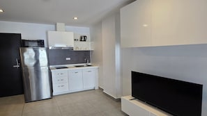 Lägenhet - balkong - utsikt mot staden | Eget kök | Kylskåp, mikrovågsugn, spishäll och grytor/köksredskap