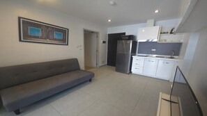 Apartamento, sacada, vista para a cidade | Área de estar