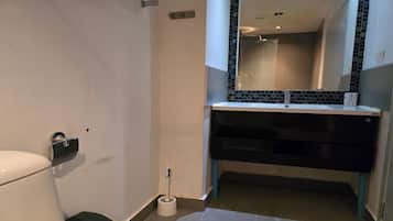 Apartment, Balkon, Stadtblick | Badezimmer