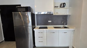 Appartement, balcon, vue ville | Cuisine privée | Réfrigérateur, micro-ondes, plaque de cuisson