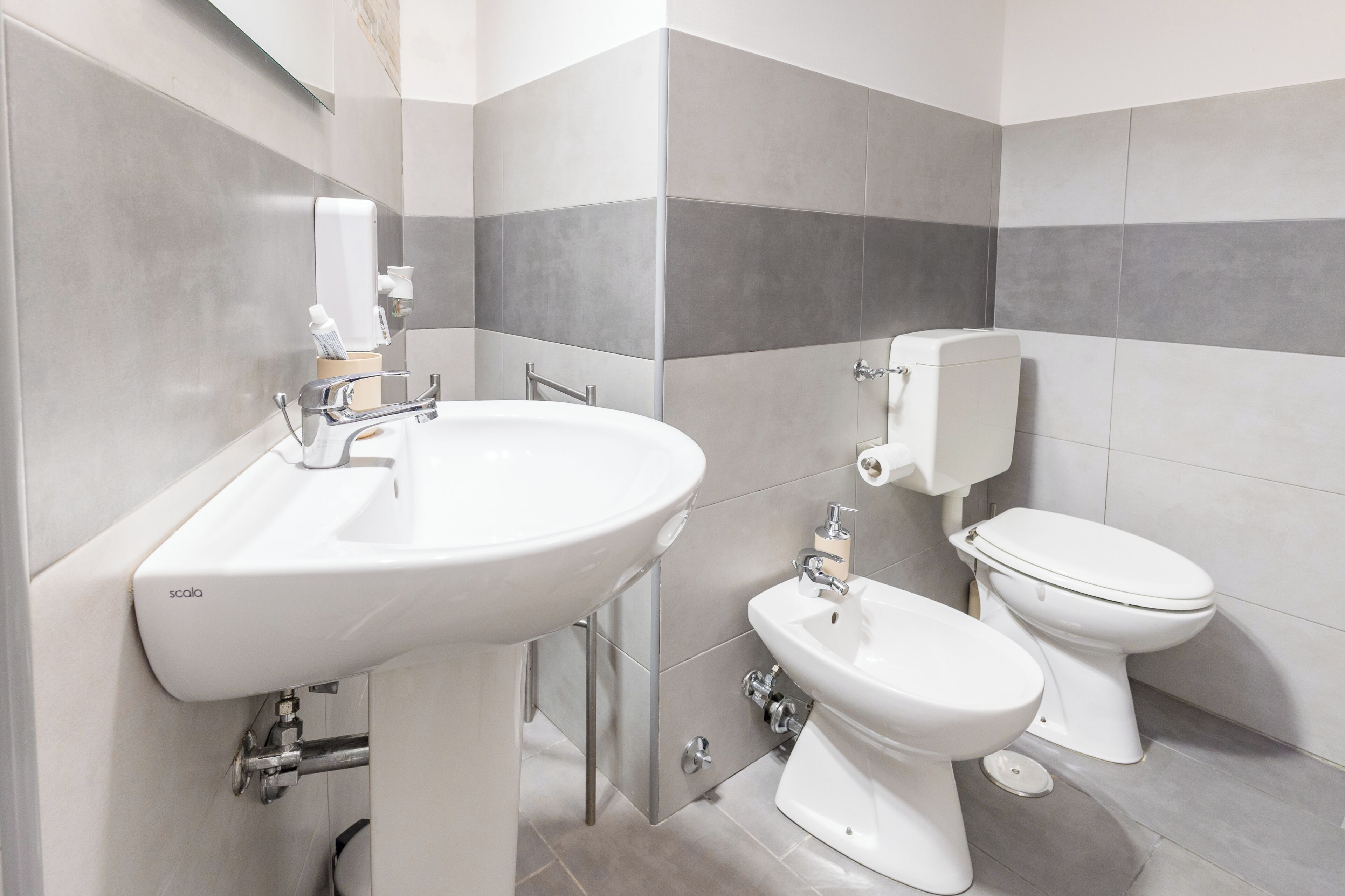 Asciugacapelli, bidet, asciugamani, sapone