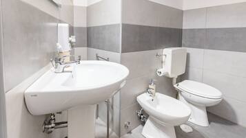 Asciugacapelli, bidet, asciugamani, sapone