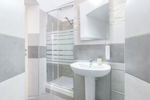Shower, bidet - CapitalApartments - Apartment in Piazza Bologna (Roma)