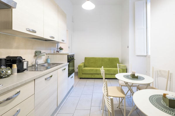 Fridge, microwave, oven, stovetop