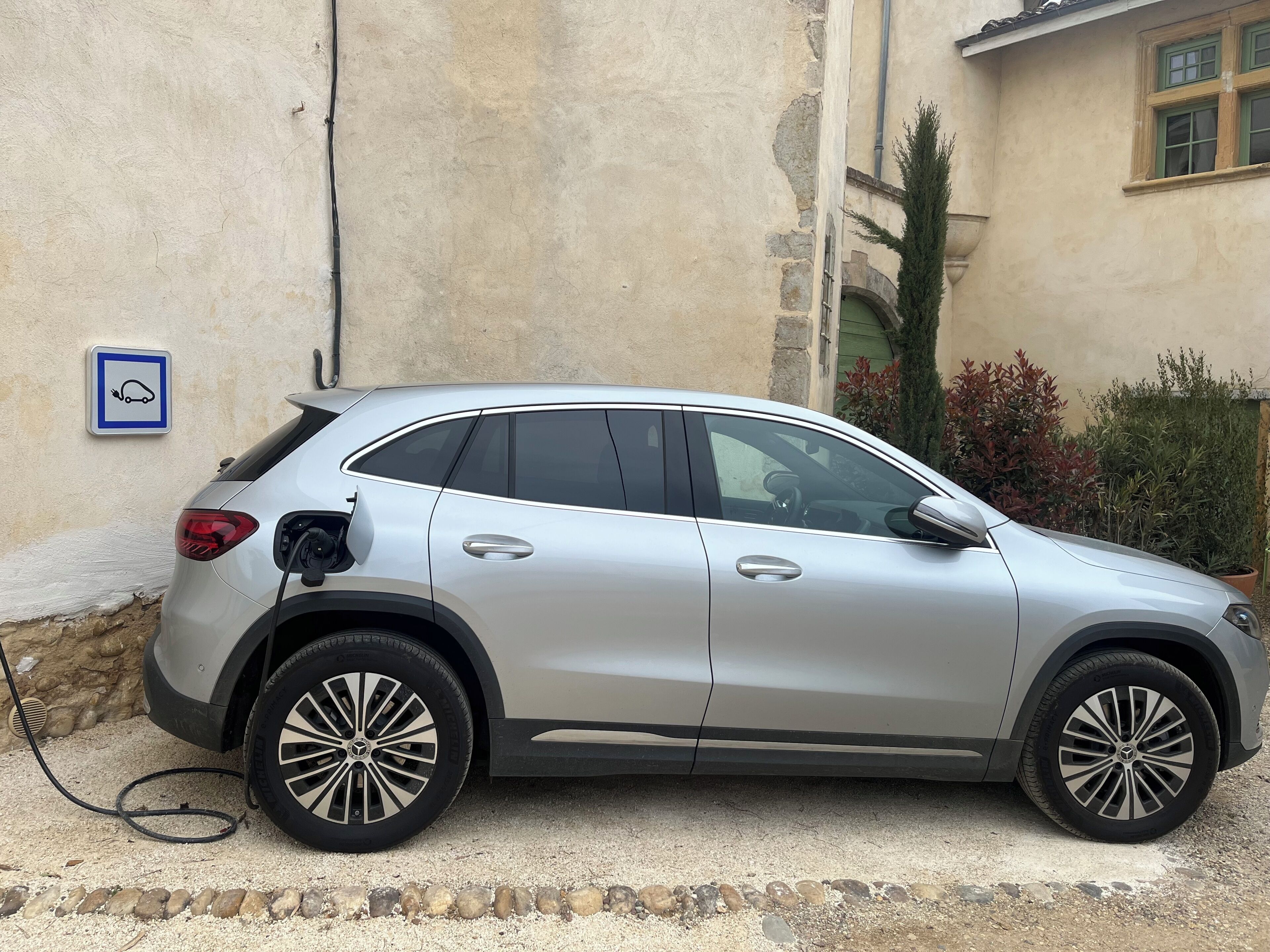 Borne de recharge pour véhicule électrique