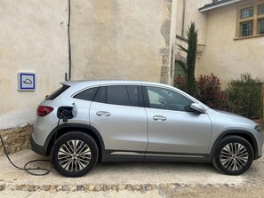 Electric vehicle charging station