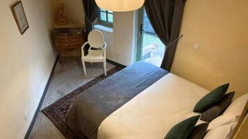 Suite Deluxe, vue cour intérieure | Coffres-forts dans les chambres, fer et planche à repasser