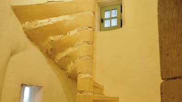 Chambre Double Deluxe, vue jardin, dans la tour | Coffres-forts dans les chambres, fer et planche à repasser