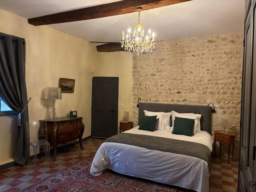 Caja de seguridad en la habitación y tabla de planchar con plancha 