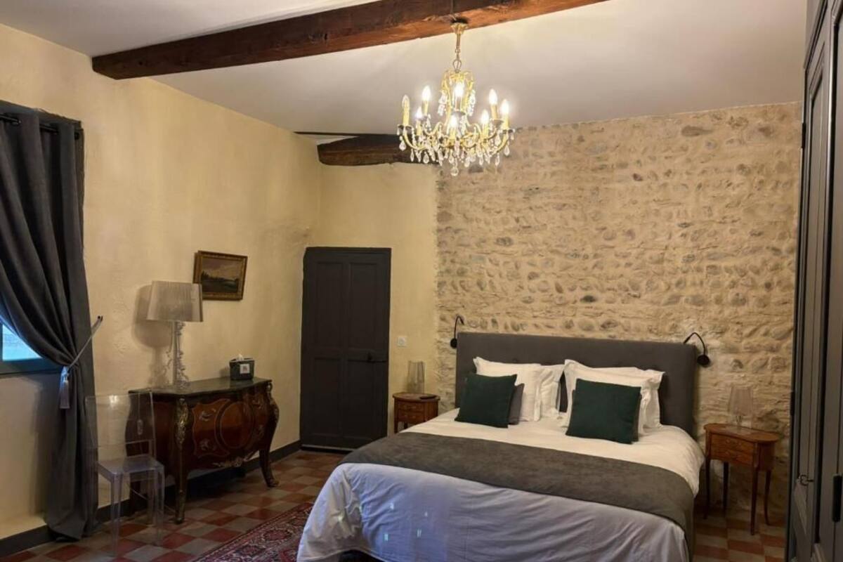 Safe på rommet, strykejern/-brett og wi-fi (inkludert)