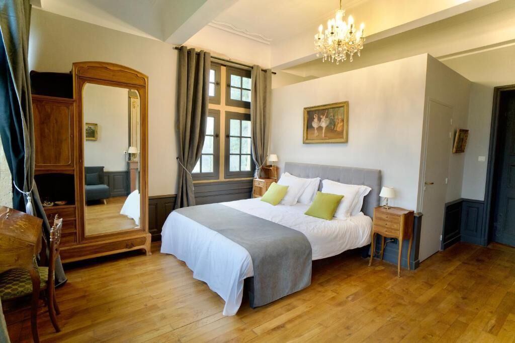 Habitación doble Deluxe, vista al jardín | Caja de seguridad en la habitación y tabla de planchar con plancha 