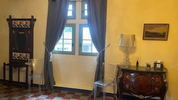 Caja fuerte, tabla de planchar con plancha, wifi gratis