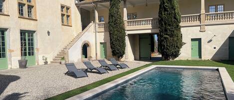 시즌별로 운영되는 야외 수영장