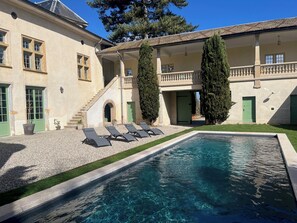Una piscina al aire libre de temporada