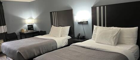 Quarto solteiro, 2 camas de casal, para não fumantes | Área de estar