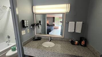 Tina, secadora de cabello, toallas, jabón