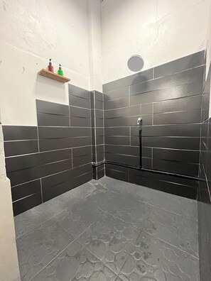 Dusche, Haartrockner, Handtücher, Seife