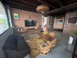 Smart TV, books, stereo