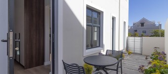 Executive 1-bedroom cottage in Hermanus with AC and kitchen.