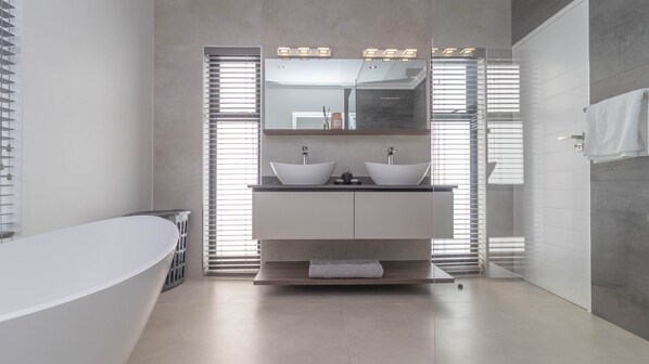Secadora de cabello, bidet, toallas, jabón