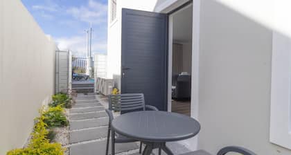 Executive 1-bedroom cottage in Hermanus with AC and kitchen.