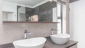 Secadora de cabello, bidet, toallas, jabón