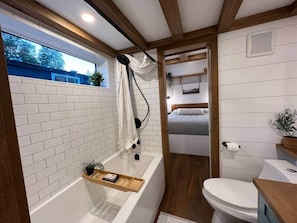 Secadora de cabello, jabón, shampoo, papel de baño