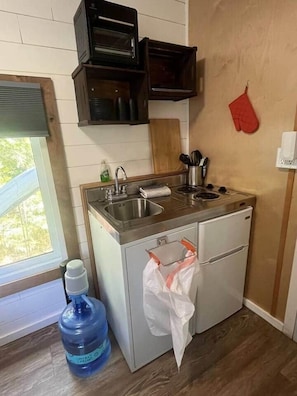 Fridge, stovetop, toaster, cookware/dishes/utensils