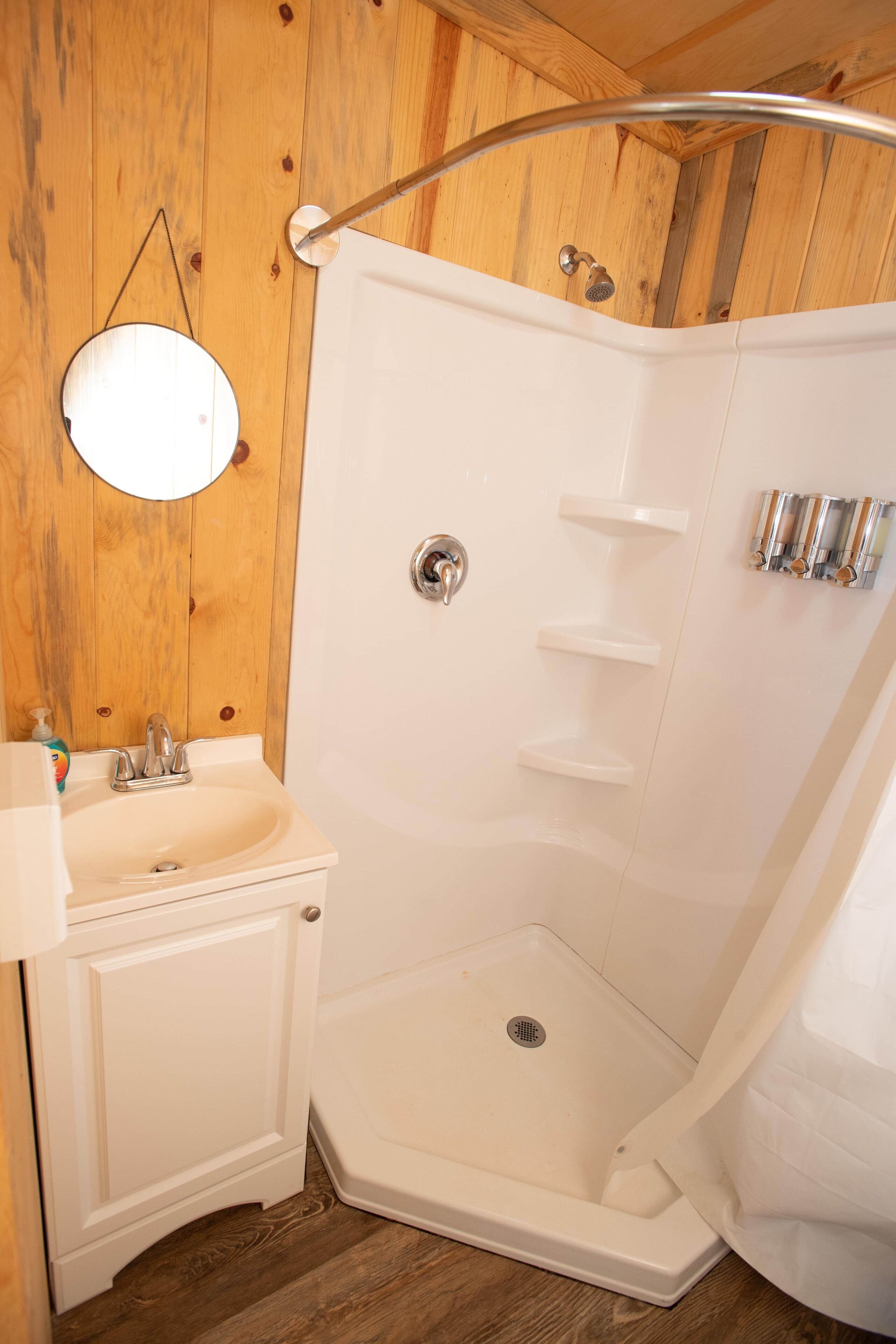 Douche, serviettes fournies, savon, shampoing