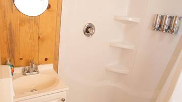 Douche, serviettes fournies, savon, shampoing