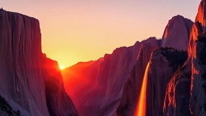 Un canyon avec une cascade au coucher du soleil.