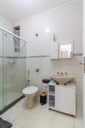 Shower, hair dryer, towels - 14 minutes from Copacabana Beach | FO801 (Rio de Janeiro)
