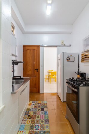 Fridge, microwave, oven, stovetop - 14 minutes from Copacabana Beach | FO801 (Rio de Janeiro)
