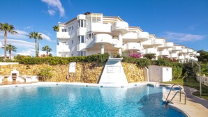 A white building with balconies and a swimming pool. - Seaview apartment in El Porton Calahonda (Sitio de Calahonda)