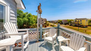 Terrace/patio - 4BR Soundview | Deck | Washer/Dryer (Duck)
