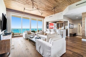 TV - Stunning Oceanfront Penthouse at the Ritz-Carlton on Singer Island (Riviera Beach)