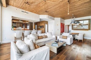 TV - Stunning Oceanfront Penthouse at the Ritz-Carlton on Singer Island (Riviera Beach)