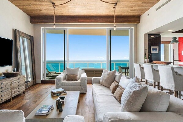 TV - Stunning Oceanfront Penthouse at the Ritz-Carlton on Singer Island (Riviera Beach)