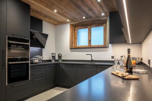 Microwave, dishwasher - Chalet Harmonie 1 - Six Bedroom Chalet, Sleeps 14 (Vaujany)